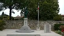 Statue de Notre-Dame des Victoires au monument aux morts