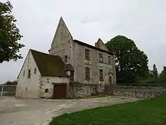 Photographie en couleurs d'un petit château dépourvu de charpente et de toiture.