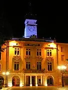 La mairie vue de nuit.