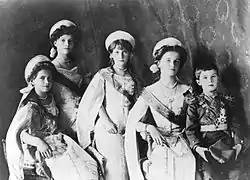Avec ses sœurs et son frère en 1910.