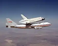 Shuttle Carrier avec dérives supplémentaires en bout d'empennage.