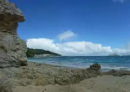 Sur la plage de Porto de Bares (village à gauche), la deuxième barrière de roches et l'île Coelleira