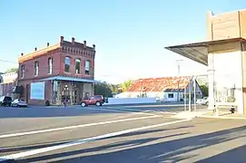 Le Page and Dimmick Building (gauche) et la Kelley & Pinkeston's Livery Stable (droite)