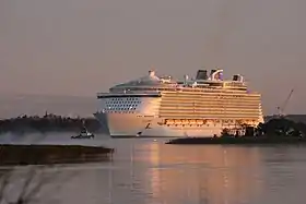 Oasis of the Seas quittant le chantier naval de Turku. Des cheminées sont abaissées pour qu'il passe sous la liaison du Grand Belt plus tard dans la même journée.