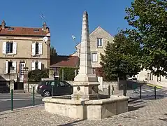 L'obélisque et la fontaine de la place Quideau.