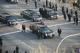La limousine présidentielle américaine protégée par des gardes du corps à pied (2009).