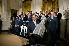 Barack Obama, 44e président des États-Unis et la coupe Stanley en 2009.