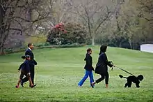 La famille Obama et Bo sur la pelouse Sud de la Maison-Blanche après la présentation officielle de Bo à la presse.