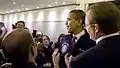 Obama et le porte-parole de la Maison Blanche Robert Gibbs passent saluer la presse à l'arrière de l'appareil dans l'espace réservé au pool de journalistes qui suit les déplacements présidentiels avant le décollage le 5 février 2009.