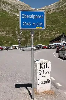 Borne routière au col de l'Oberalp.