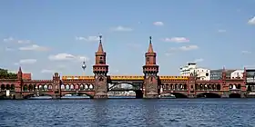 Le Oberbaumbrücke (« pont de la Barrière supérieure ») à la traverse de l'ancienne mure de l'accise.