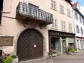 Maisonpassage d'entrée, façades sur cour avec galeries et tour d'escalier