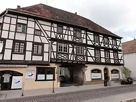 Maisonfaçades sur rue et sur cour, escalier à vis