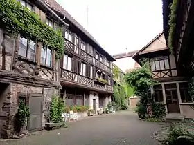 Maisonfaçades sur rue et sur cour, toitures, puits