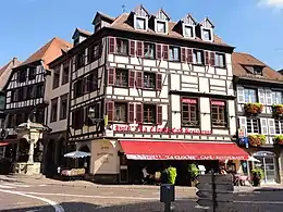 Hôtel-restaurant à la Clochefaçades et toitures sur rue avec verrières, salle à manger