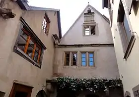 Maison des Bainsfaçade, salle de l'ancien bassin, salle avec puits, cellier