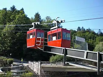 L'Obersalzbergbahn (en 2013) qui emmène les touristes du centre-ville de Berchtesgaden à mi-hauteur du mont Kehlstein (alt. 1 850 m), au sommet duquel est logé la Kehlsteinhaus (le Nid d’aigle).