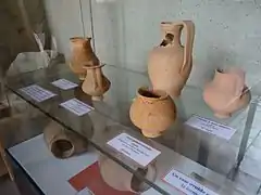 Photo de vases antiques reconstitués et exposés dans une vitrine.