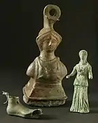 Trois objets en bronze des collections antiques : peson de balance ; lampe à huile en forme de pied ; statuette de figure féminine.