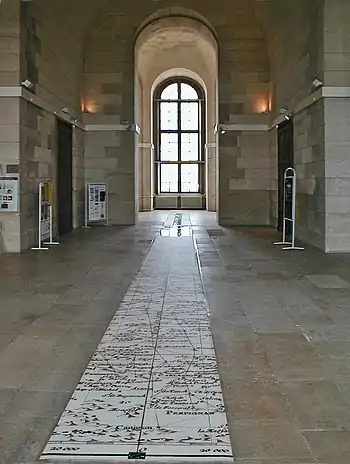 Le méridien de Paris tracé au sol, sur une portion de la carte Cassini incrustée dans le dallage du sol d'une grande salle.
