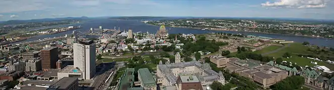 Vue panoramique sur la Colline Parlementaire et le Vieux-Québec