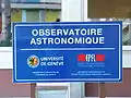 Panneau indicateur de l'Observatoire de Genève, à l'entrée du bâtiment principal.