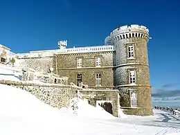 Un édifice de pierre sous la neige.