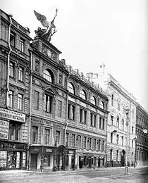 L'immeuble de la Société impériale d'encouragement des beaux-arts dans la rue Bolchaïa Morskaïa à Saint-Pétersbourg, qui fut créée en 1820 pour soutenir le développement des beaux-arts. Photo de 1912.