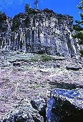Photographie du rempart montagneux Obsidian Cliff avec des colonnes de roche.