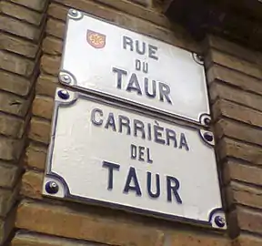 Plaques de rue en français et en occitan.