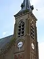 Abat-sons de l'église d'Occoches protégés par une feuille de zinc dont le rebord est dentelé.