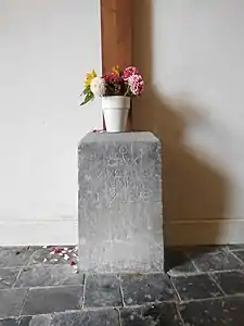 'O crux ave...' gravé sur le socle de la croix.