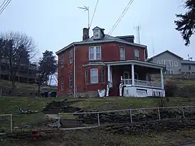 Maison en brique posée sans éléments décoratifs à l'exception d'une modeste véranda à l'avant. Robert Waugh House, Sparland, Illinois (construite en 1886).