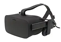 Casque de réalité virtuelle, de couleur noire, avec une visière opaque.