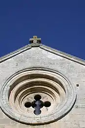 Oculus de l'église de Salagon entouré de trois anneaux toriques.