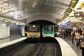 Rame MF 67 quittant la station lors du passage de la rame spéciale Convoi d'Auteuil, vers l'atelier de maintenance de la ligne 10.