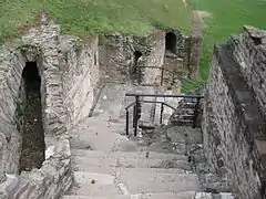 Escalier extérieur nord, descendant vers l’esplanade.