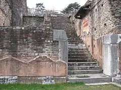 Escalier intérieur nord, avec des traces de peinture murale sous l'auvent (à droite).