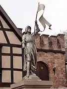 Statue de Jeanne d'Arc près du monument aux morts.