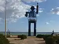 Sculpture d'une figure humaine exposée sur la corniche de Mahrès.