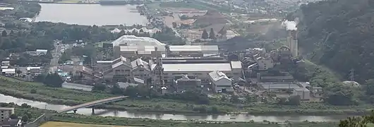 photo d'une usine et de son port