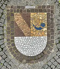 Mosaïque, au sol, dans la commune d'Offenbourg, représentant le blason de Lons-le Saunier.