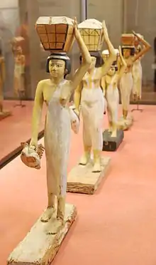 Défilé de porteuses d'offrandes, bois de tamaris peint, cimetière d'Assiout, vers -1950, XIIe dynastie, Musée du Louvre.