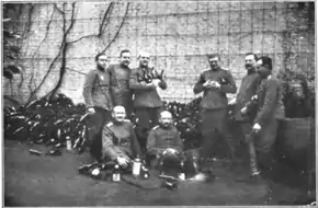 Des officiers allemands tenant dans leurs mains des bouteilles de vins pillées dans une maison réquisitionnée.