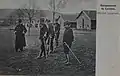 Officiers supérieurs devant les baraquements.