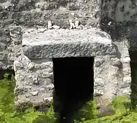 Offrandes votives dans le nymphée au-dessus de l'arrivée de la canalisation nord