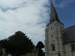 L'église Saint-Ouen et l'if millénaire.