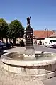 La fontaine devant la mairie.