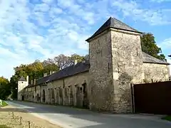 Vue d'ensemble des communs de l'ancien château.