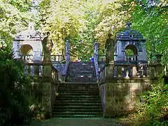 Le grand escalier et les deux gloriettes.